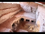 00946 ostia - regio ii - insula iv - terme di nettuno (ii,iv,2) - raum 9 - caldarium - becken westseite - hypocaustum - nordseite.jpg